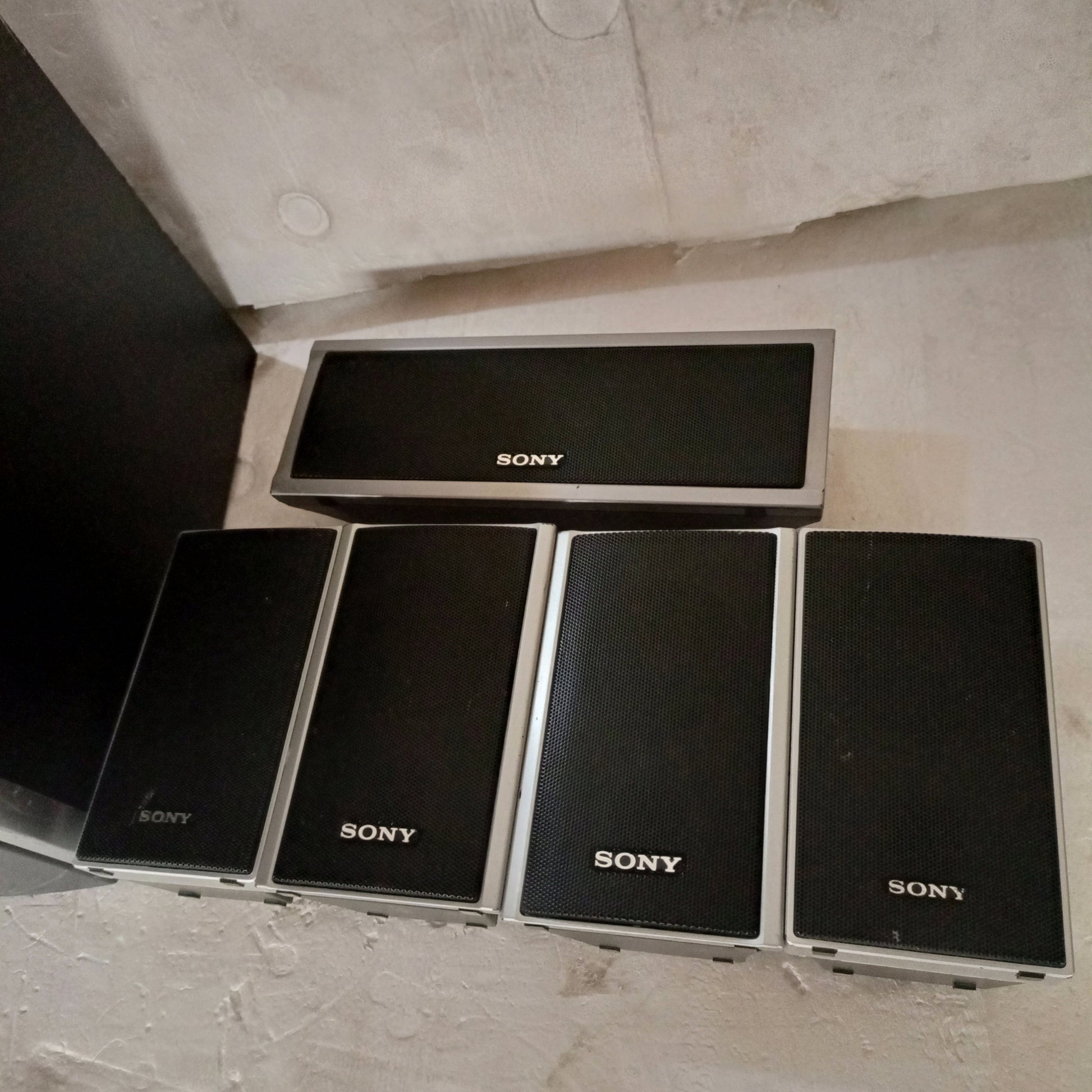 Sony DAV-DZ230 5.1Ch 1000 watts DVD Home Theater System - London Used