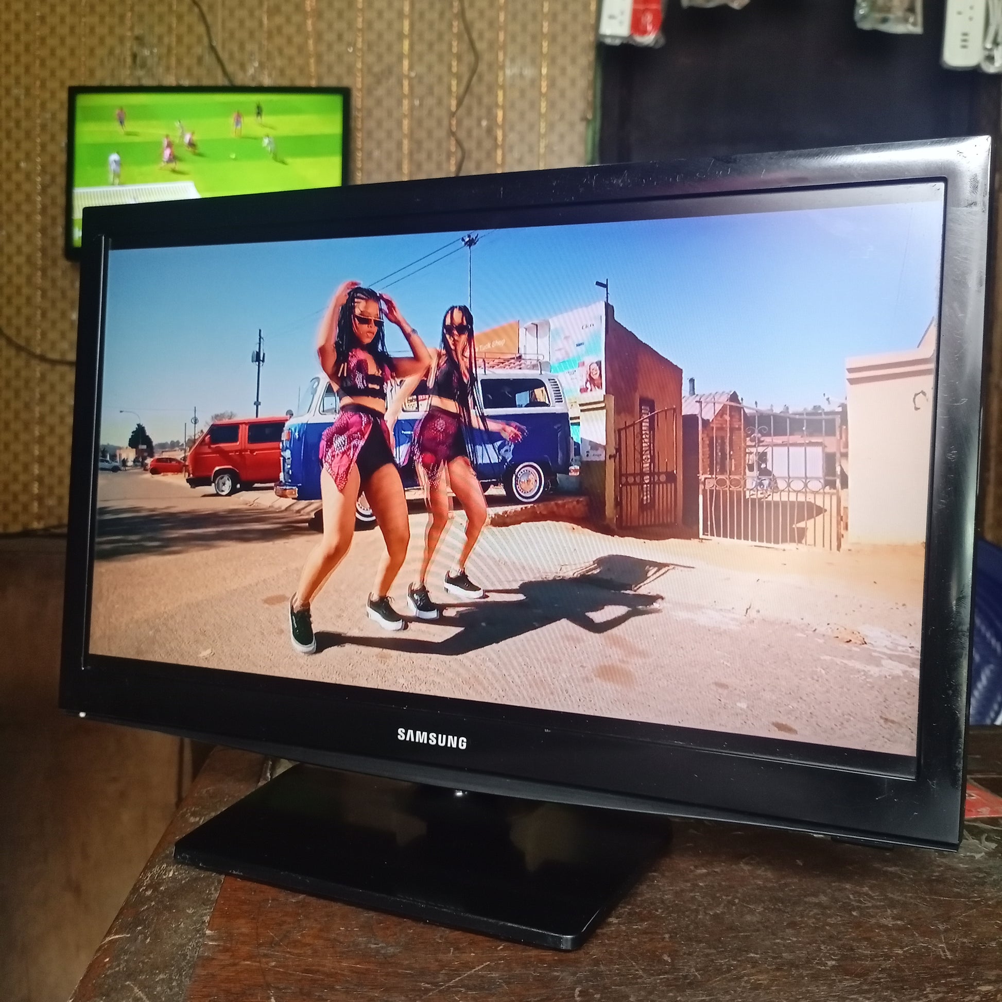 SAMSUNG 19 Inch UE19H4000AW HD Ready LED TV - Front View 