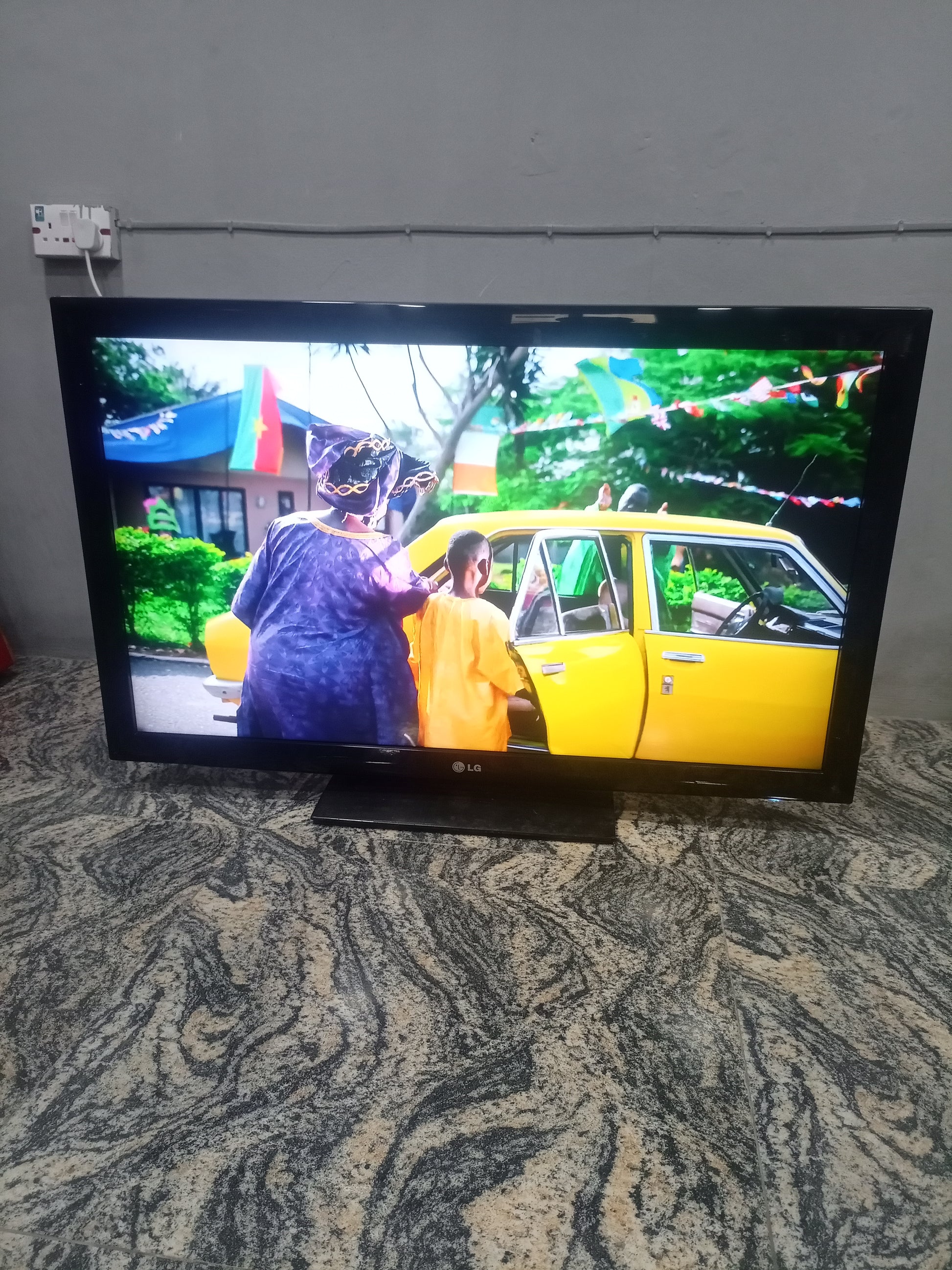 LG 42 Inch 42LH3000 Widescreen 1080p FHD LCD TV + USB Support - London used