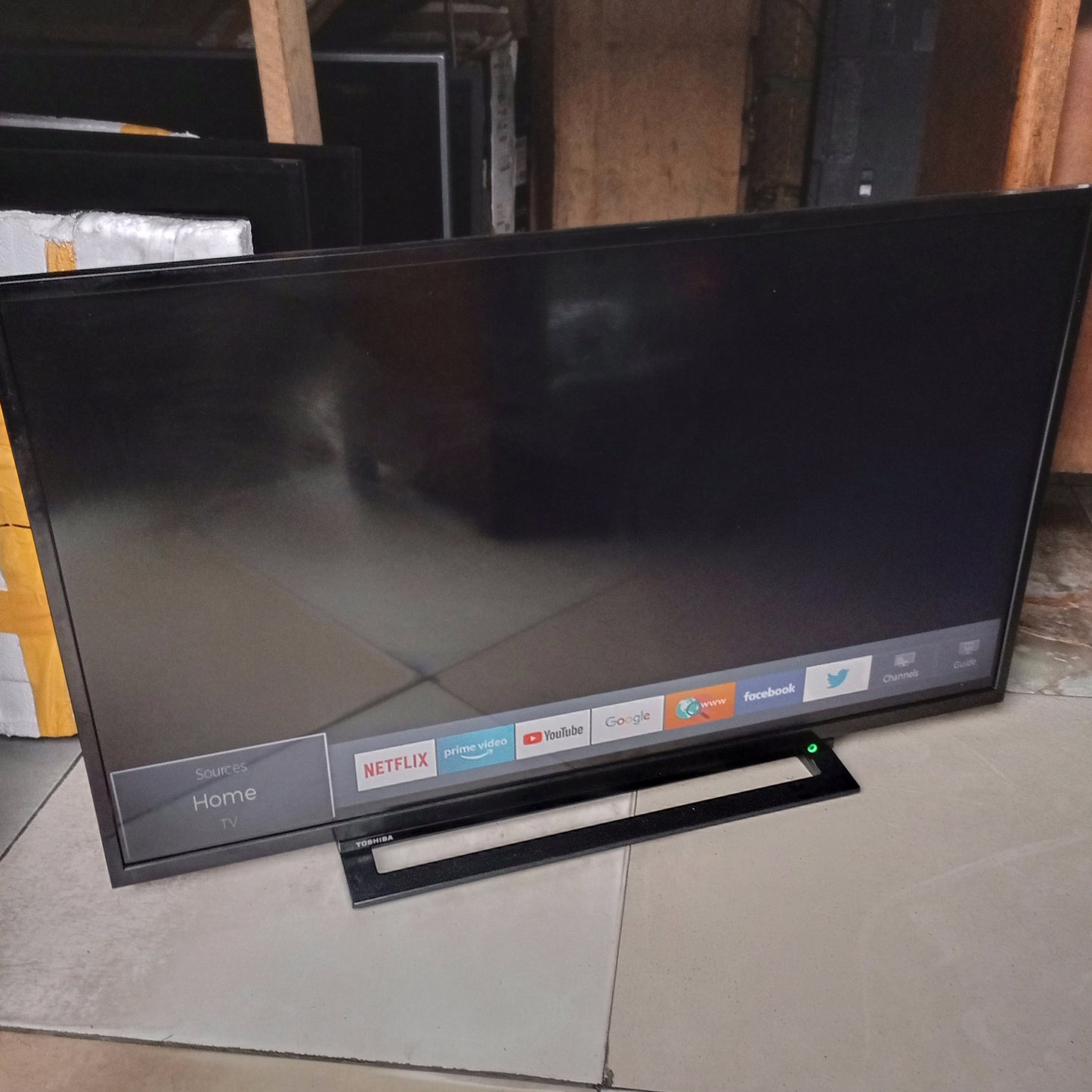 TOSHIBA 40 Inch Smart Full HD LED TV - London Used