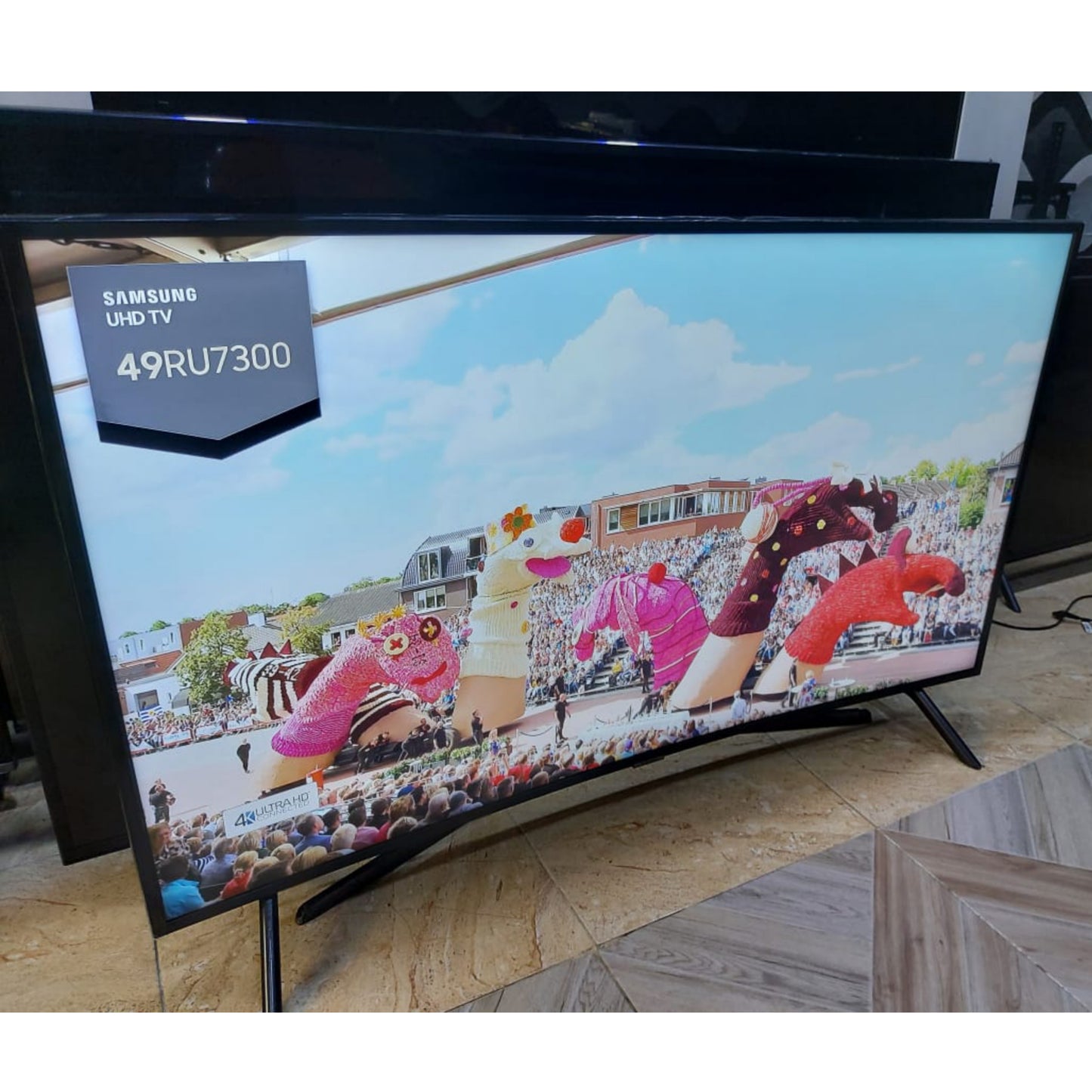 SAMSUNG 49 pouces Série RU7300 Curve UHD 4K HDR Apple TV avec prise en charge Miracast et AirPlay 2 - Utilisé au Royaume-Uni