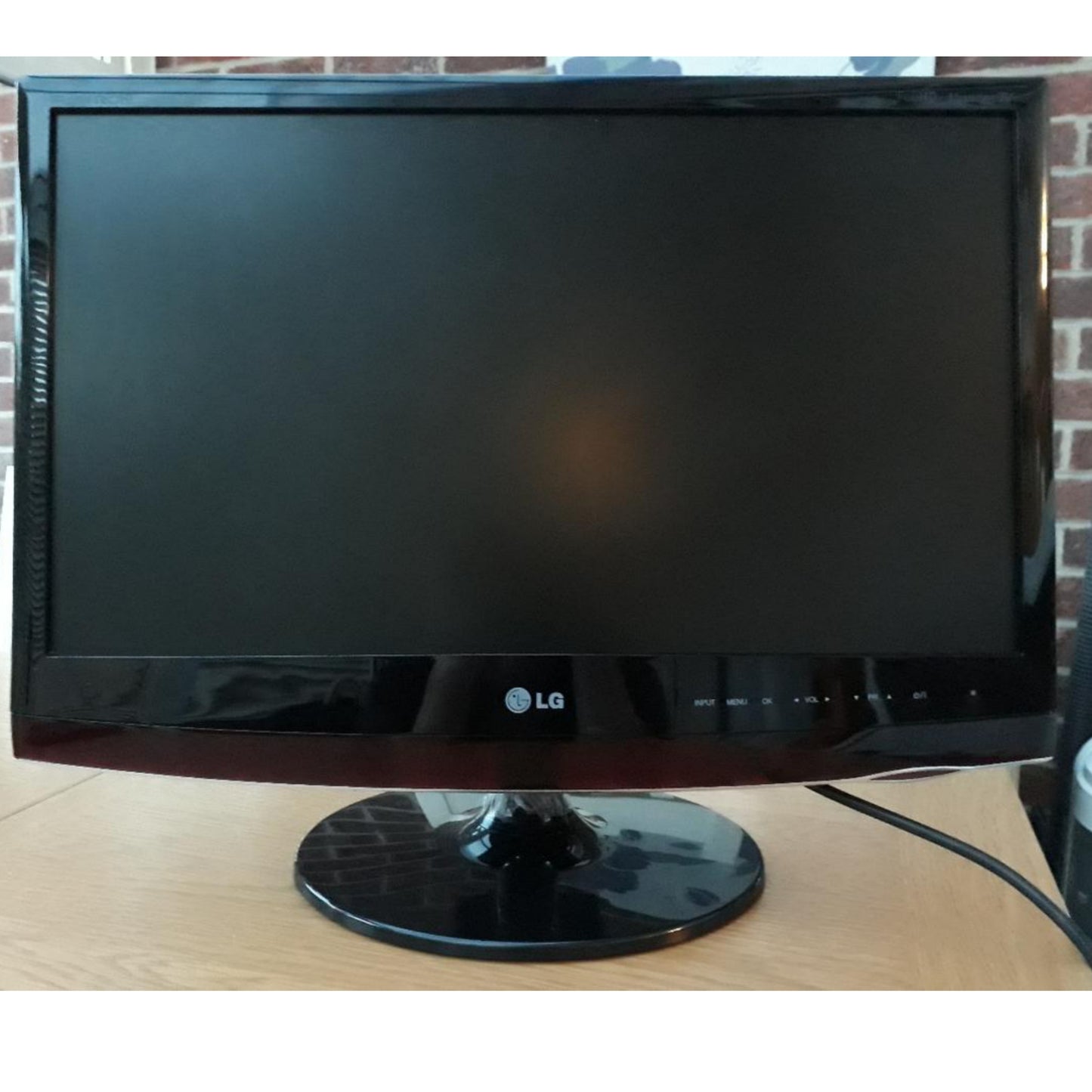 LG 22 Inch M2262DP Full HD LCD TV - Closer view