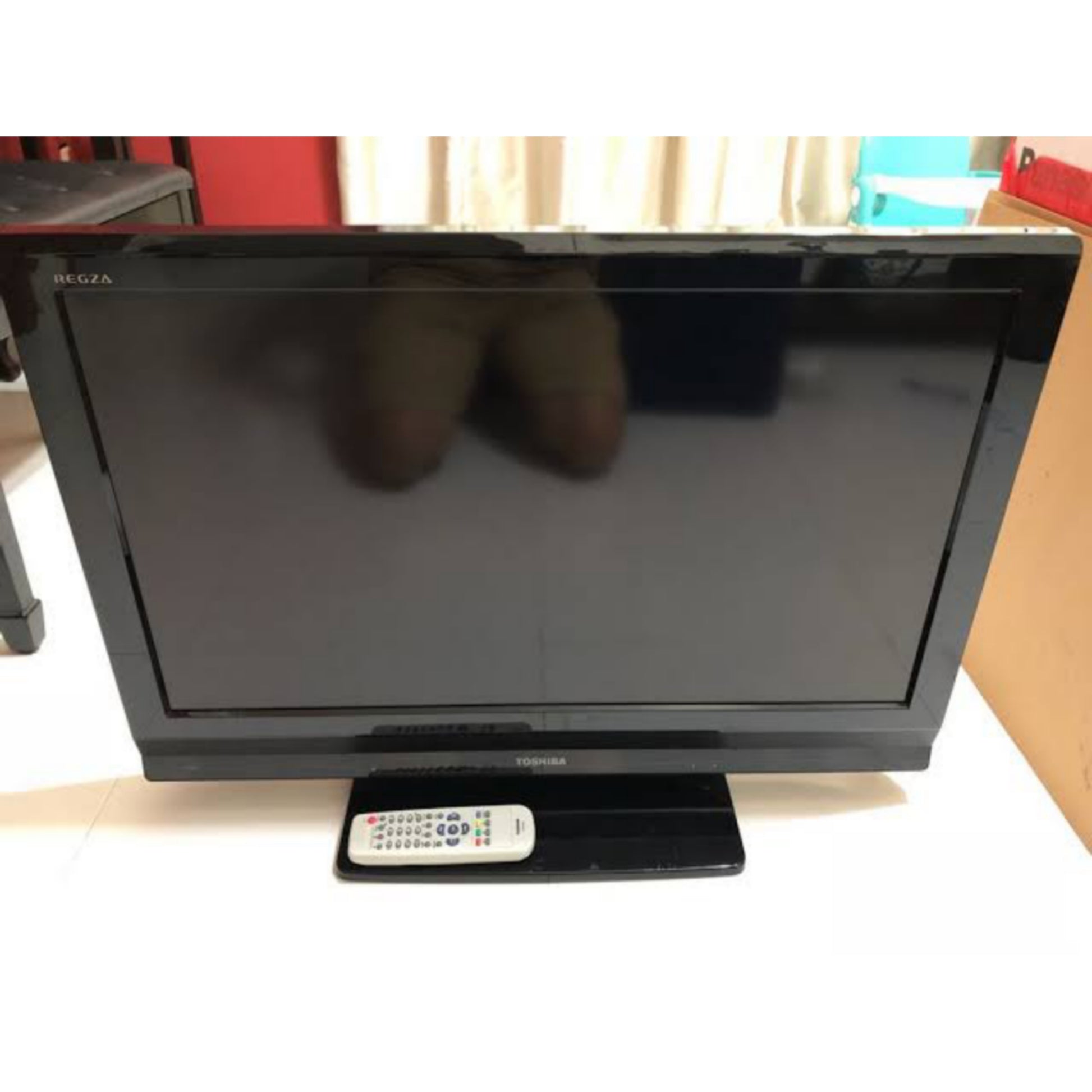 TOSHIBA 32 Inch 32AV600 HD Ready LCD TV - Front View
