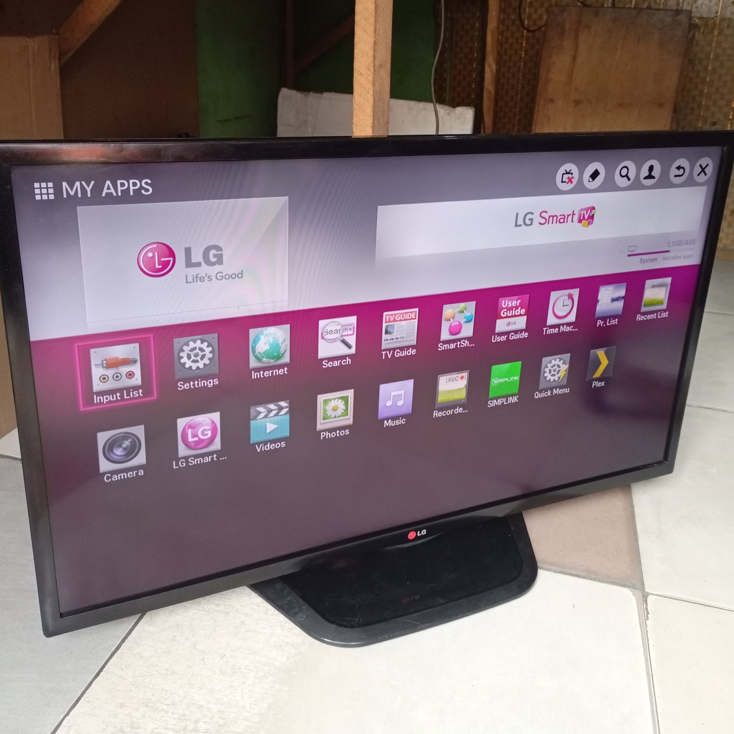 LG 42 Inch 42LN575V Smart Full HD 1080p 120Hz LED TV with Triple Tuner - UK Used