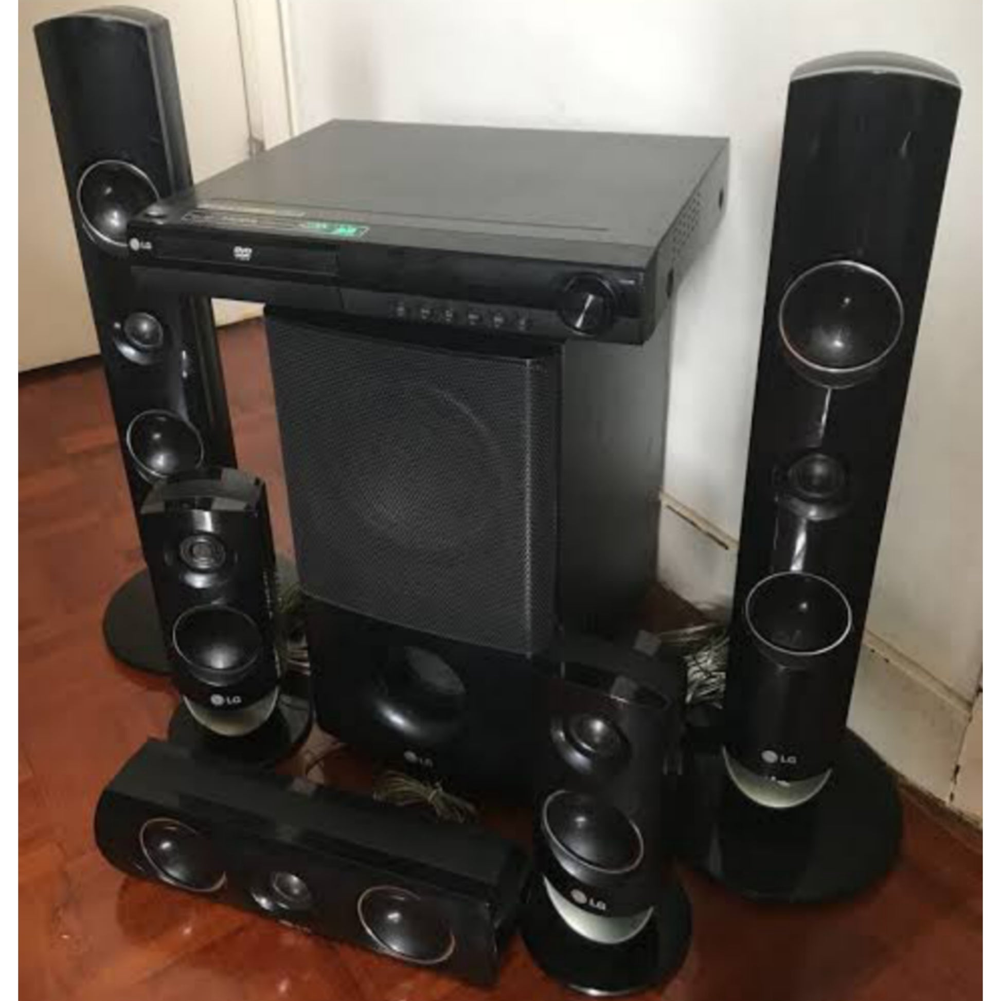 LG HT805PM 850W DVD Home Cinema System (USB, FM, Aux