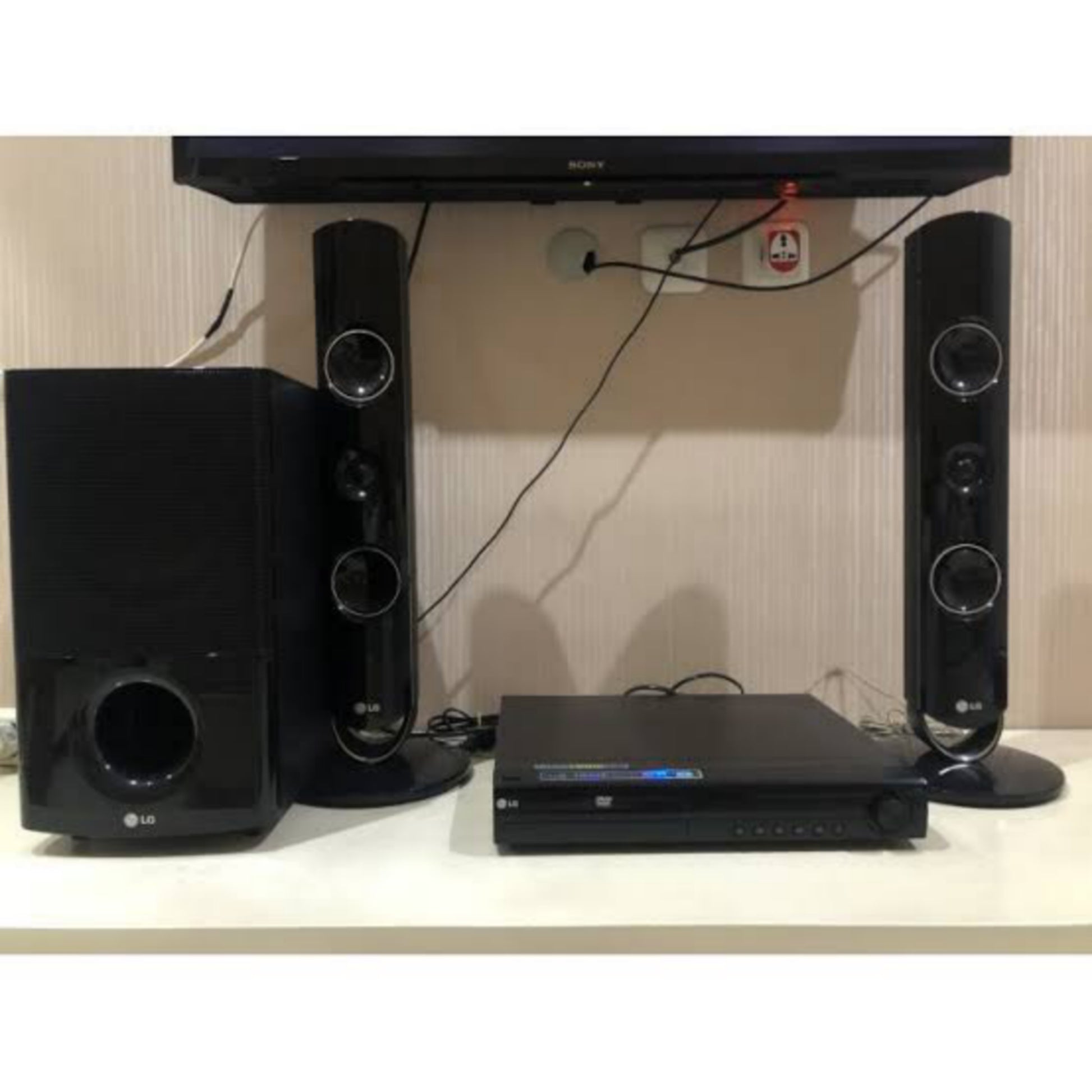 LG HT805VM 2.1Ch 440W Tall Boy DVD Home Theater System - Foreign Used
