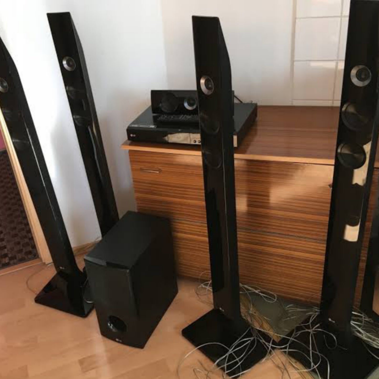 LG HT906TA 5.1Ch 1100W Tower Bluetooth DVD Home Theater System - Foreign Used